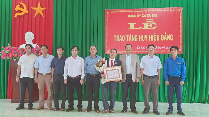 Đảng ủy xã Ea Răl tổ chức Lễ trao tặng huy hiệu Đảng cho đảng viên